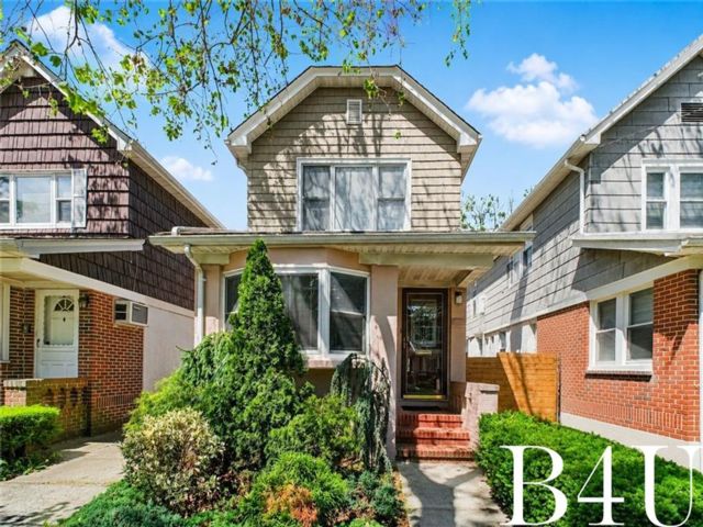  3 BR,  2.50 BTH &nbsp;Single family style home in Marine Park
