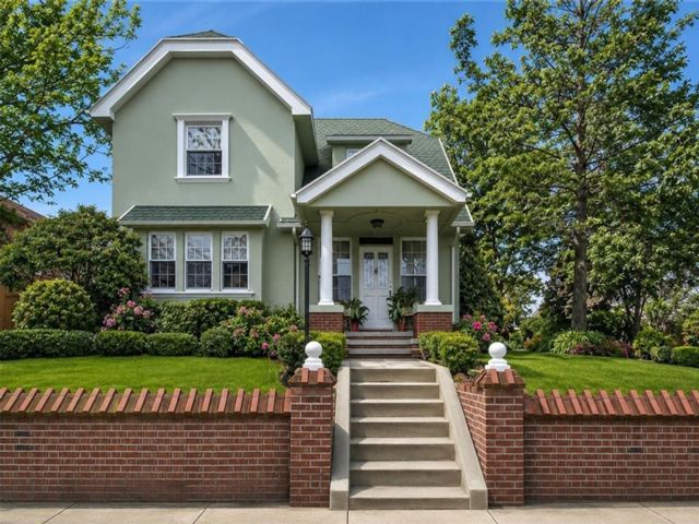  4 BR,  3.50 BTH &nbsp;Single family style home in Bay Ridge