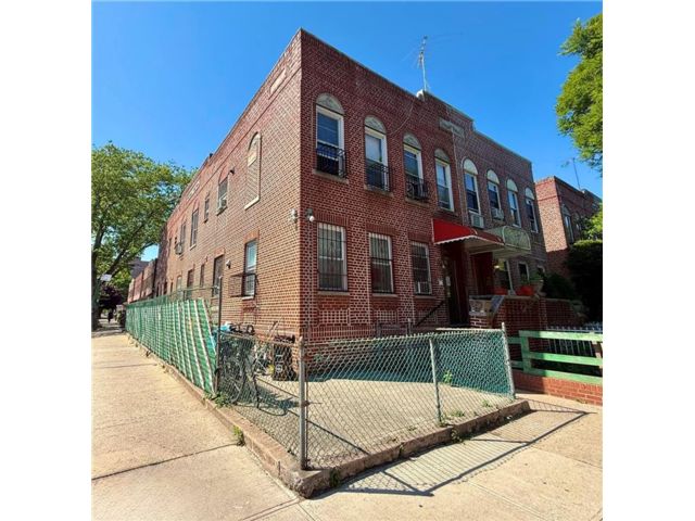 10 BR,  4.00 BTH &nbsp;Multi-family style home in Bensonhurst
