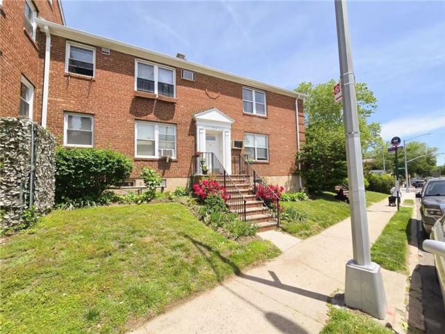  1 BR,  1.00 BTH &nbsp;Co-op style home in Bayside