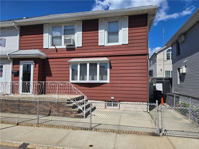  5 BR,  2.00 BTH &nbsp;Single family style home in Gerritsen Beach