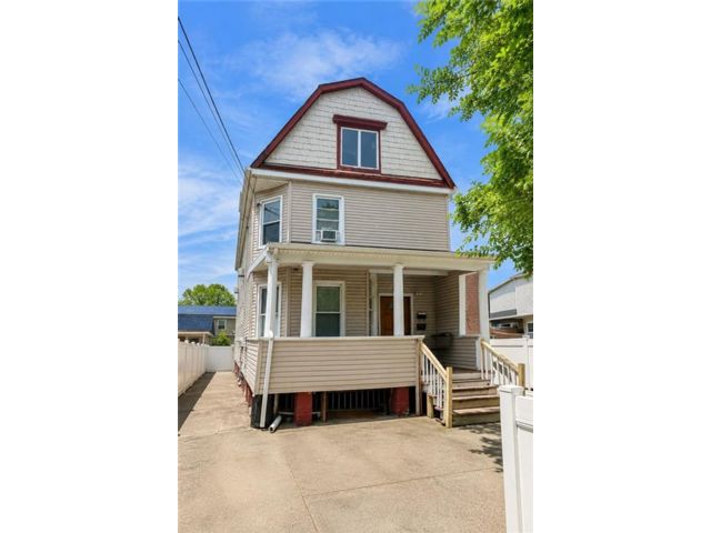  8 BR,  3.00 BTH &nbsp;Multi-family style home in Tottenville