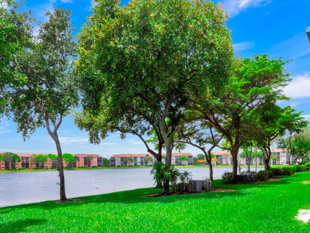  2 BR,  2.00 BTH &nbsp;Condo style home in Pembroke Pines