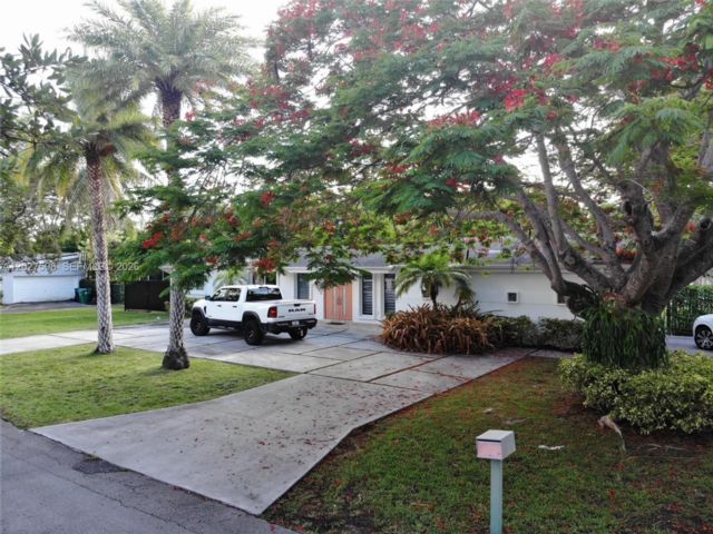  3 BR,  3.00 BTH &nbsp; style home in Pinecrest