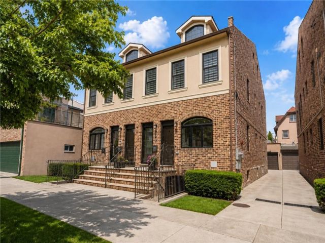  3 BR,  3.00 BTH &nbsp;Condominium style home in Dyker Heights