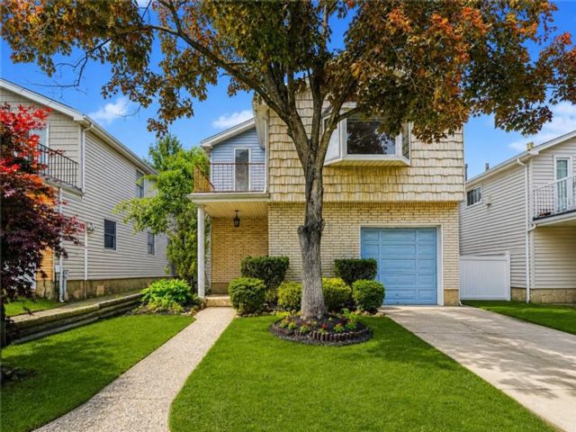  4 BR,  0.00 BTH &nbsp;Multi-family style home in Eltingville