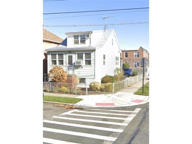  2 BR,  1.00 BTH &nbsp;Single family style home in Canarsie