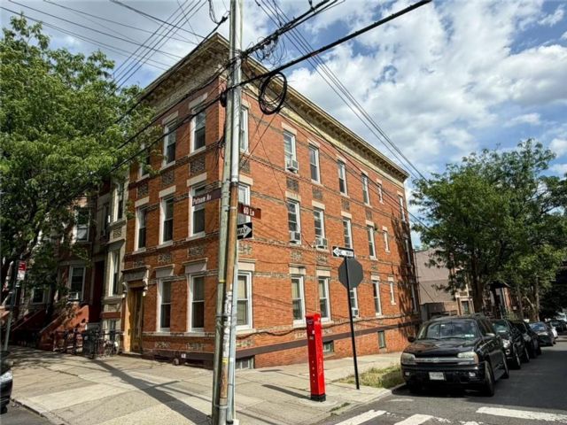 11 BR,  3.00 BTH &nbsp;Multi-family style home in Ridgewood