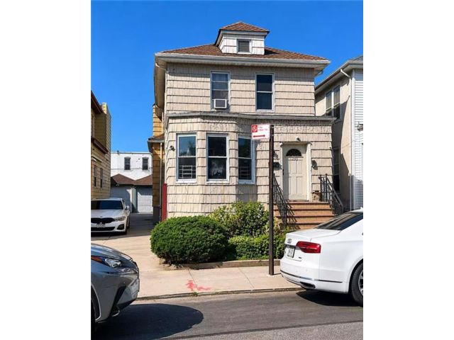  7 BR,  0.00 BTH &nbsp;Multi-family style home in Bensonhurst
