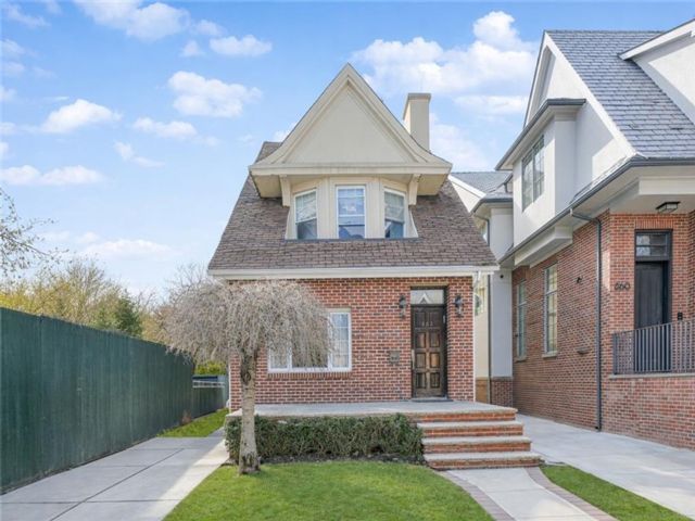  4 BR,  5.00 BTH &nbsp;Single family style home in Midwood