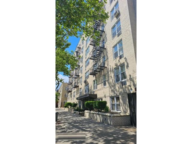  2 BR,  1.00 BTH &nbsp;Co-op style home in Bath Beach
