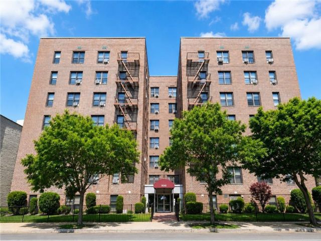  1 BR,  1.00 BTH &nbsp;Co-op style home in Bay Ridge