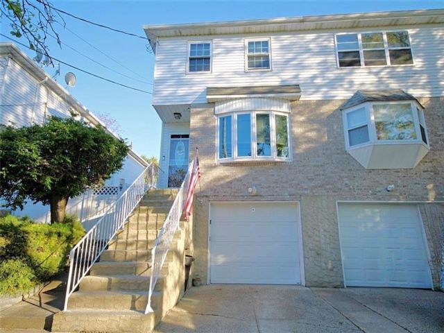  3 BR,  3.00 BTH &nbsp;Single family style home in Great Kill