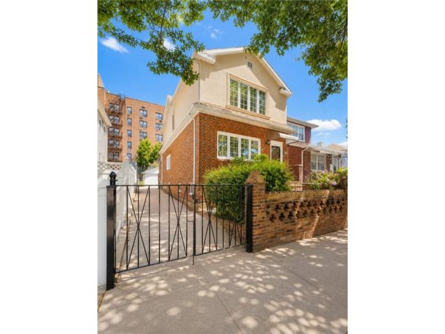  3 BR,  3.00 BTH &nbsp;Single family style home in Gravesend
