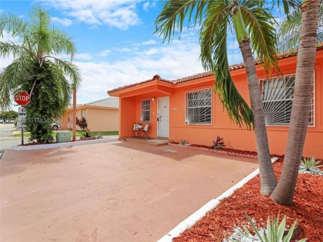  3 BR,  2.00 BTH &nbsp;Condo style home in Hialeah