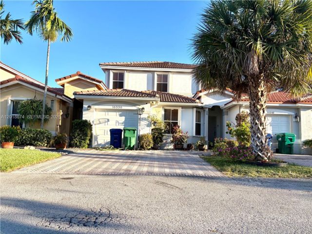  4 BR,  3.00 BTH &nbsp;Townhouse style home in Miami