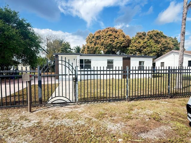  3 BR,  2.00 BTH &nbsp;Other style home in Hollywood