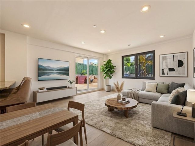  3 BR,  2.00 BTH &nbsp;Condominium style home in Brighton Beach