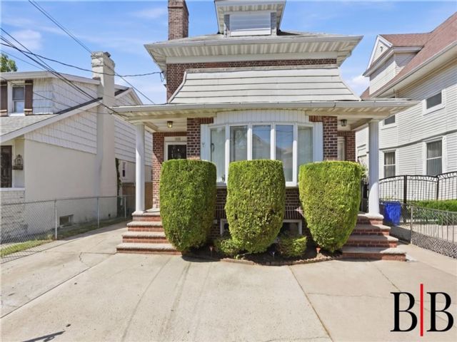  5 BR,  3.00 BTH &nbsp;Multi-family style home in Marine Park