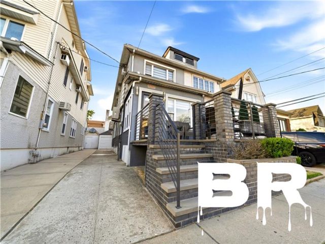  4 BR,  3.00 BTH &nbsp;Single family style home in East Flatbush