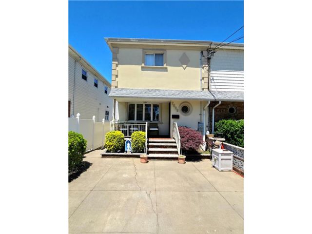  3 BR,  3.00 BTH &nbsp;Single family style home in Bergen Beach