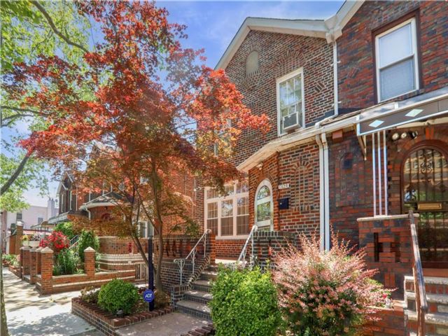  3 BR,  4.00 BTH &nbsp;Single family style home in East Flatbush
