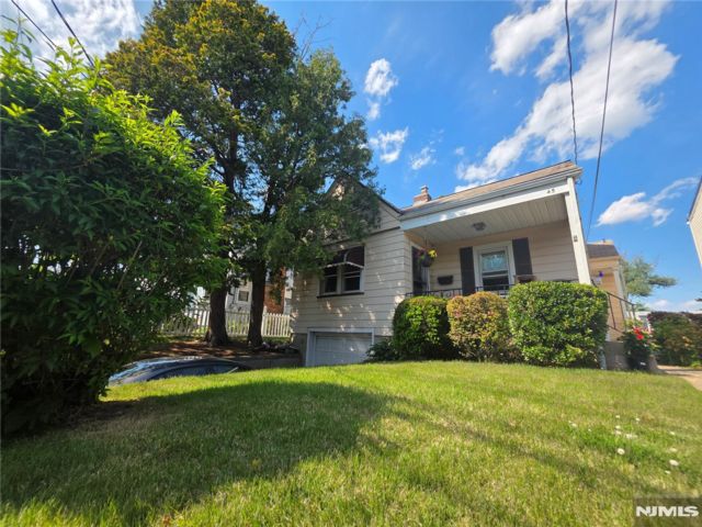  4 BR,  2.00 BTH &nbsp;Cape style home in Bloomfield