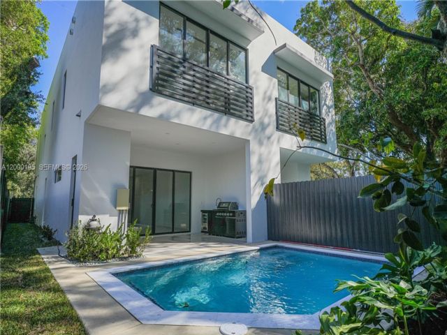  3 BR,  3.56 BTH &nbsp;Townhouse style home in Miami