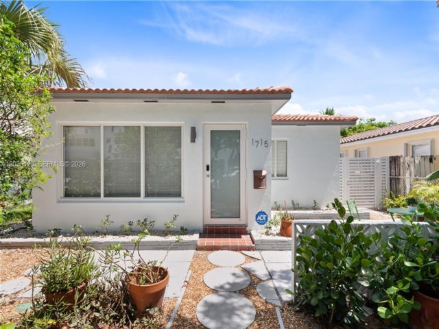  3 BR,  2.00 BTH &nbsp;European style home in Hollywood