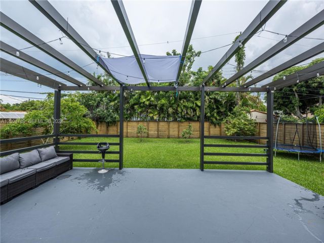  3 BR,  2.00 BTH &nbsp;European style home in Hallandale Beach