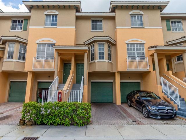  3 BR,  3.00 BTH &nbsp;Townhouse style home in Boynton Beach