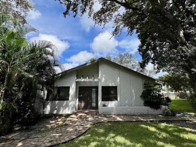  2 BR,  2.00 BTH &nbsp;Townhouse style home in Delray Beach