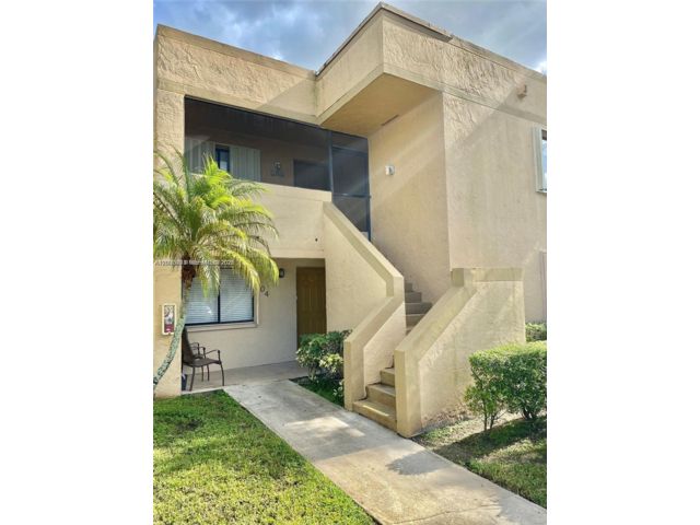  3 BR,  2.00 BTH &nbsp; style home in Weston