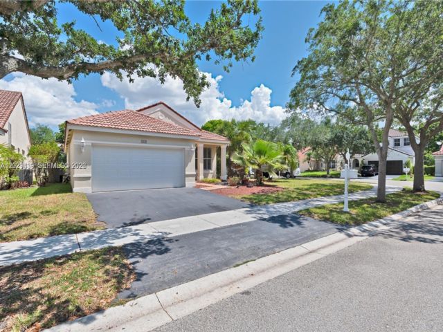  3 BR,  2.00 BTH &nbsp; style home in Weston