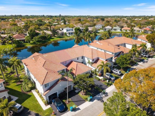  2 BR,  2.50 BTH &nbsp; style home in Weston