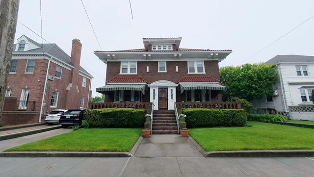  4 BR,  2.00 BTH &nbsp;Colonial style home in Belle Harbor