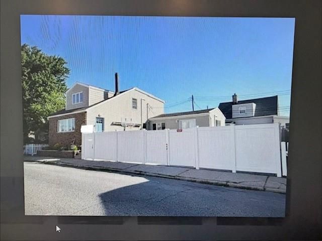  4 BR,  3.00 BTH &nbsp;Single family style home in Gerritsen Beach