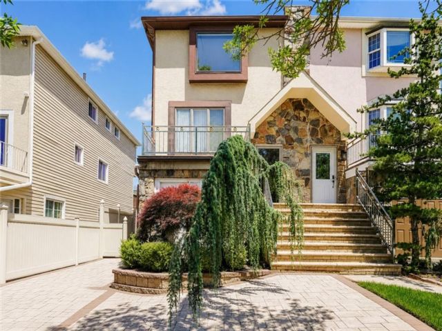  4 BR,  3.00 BTH &nbsp;Multi-family style home in Annadale