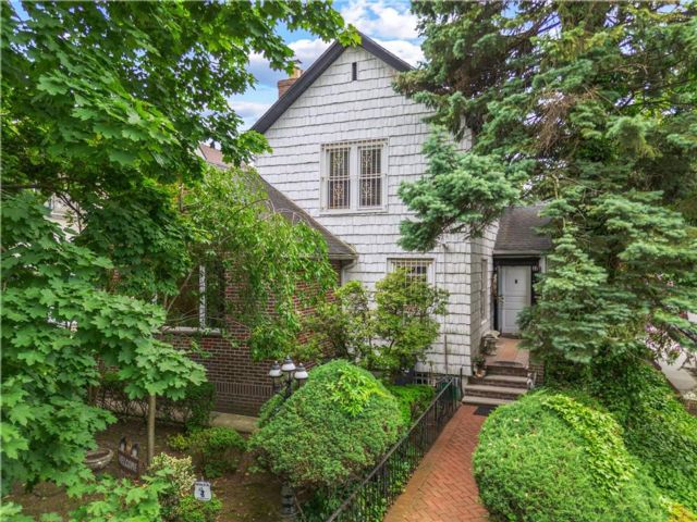 3 BR,  3.00 BTH &nbsp;Single family style home in Bay Ridge