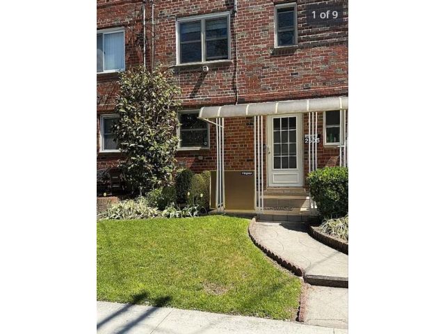  3 BR,  3.00 BTH &nbsp;Single family style home in Mill Basin