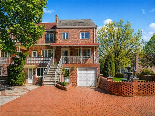  4 BR,  3.00 BTH &nbsp;Multi-family style home in Dyker Heights