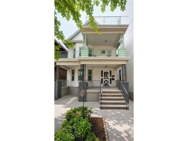 Studio,  4.00 BTH &nbsp;Multi-family style home in Bensonhurst