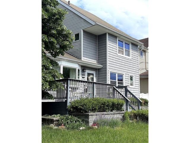  4 BR,  3.00 BTH &nbsp;Single family style home in Annadale