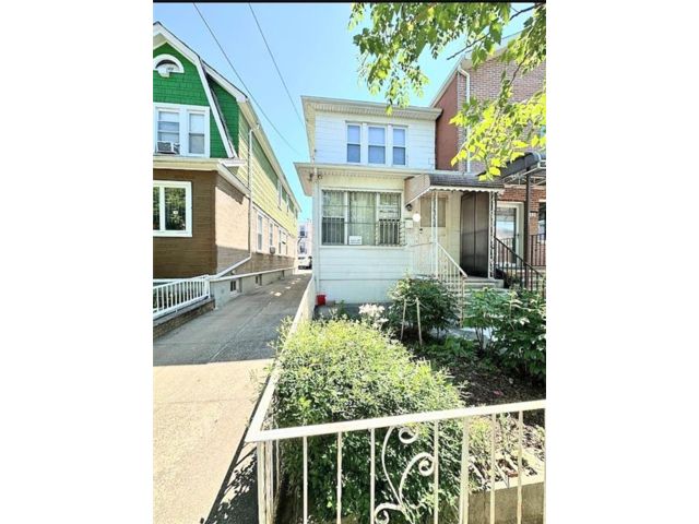Studio,  3.00 BTH &nbsp;Multi-family style home in Bensonhurst