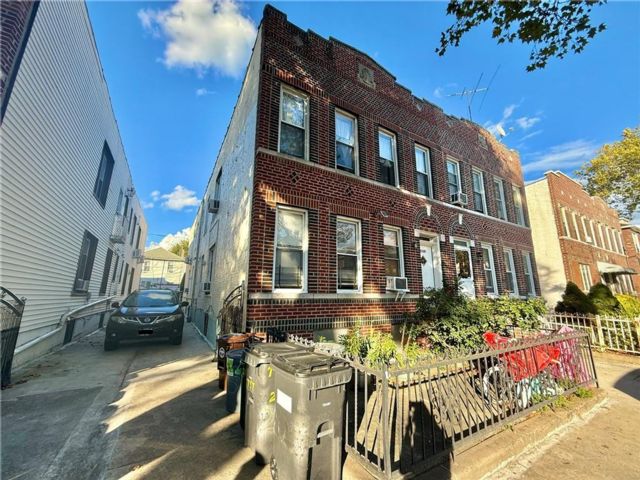 10 BR,  6.50 BTH &nbsp;Multi-family style home in Bensonhurst