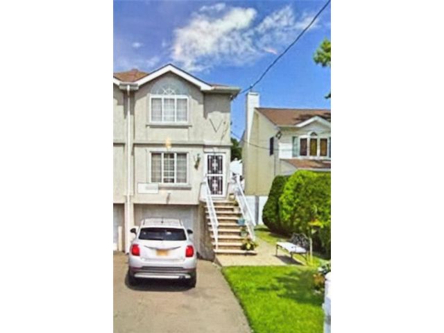  3 BR,  2.50 BTH &nbsp;Single family style home in Eltingville