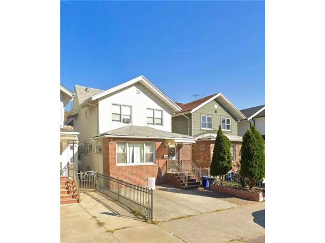  5 BR,  0.00 BTH &nbsp;Multi-family style home in Bensonhurst