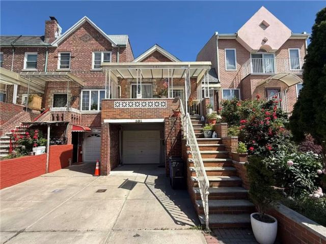  4 BR,  0.00 BTH &nbsp;Multi-family style home in Bath Beach