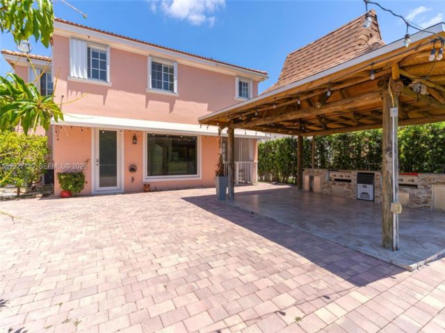  3 BR,  2.00 BTH &nbsp;European style home in Homestead