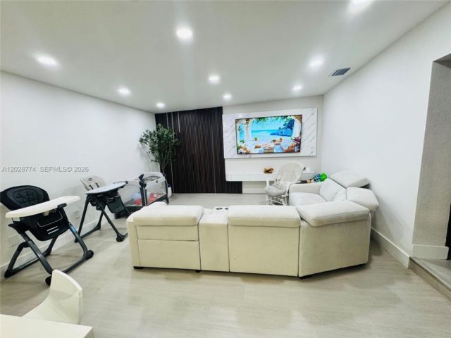 [PHOTO]